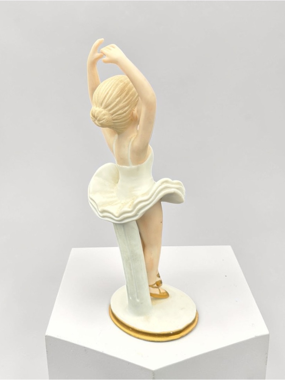Vintage Lefton 1983 Ballerina 03835 Christopher Collection Figurine on Pedestal - Picture 6 of 14